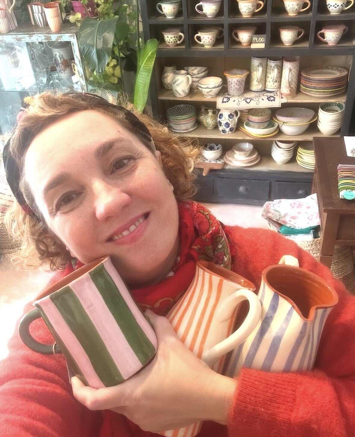 Yolanda, fundadora de El Localino, tienda online y física de cerámica y decoración artesanal en Cáceres
