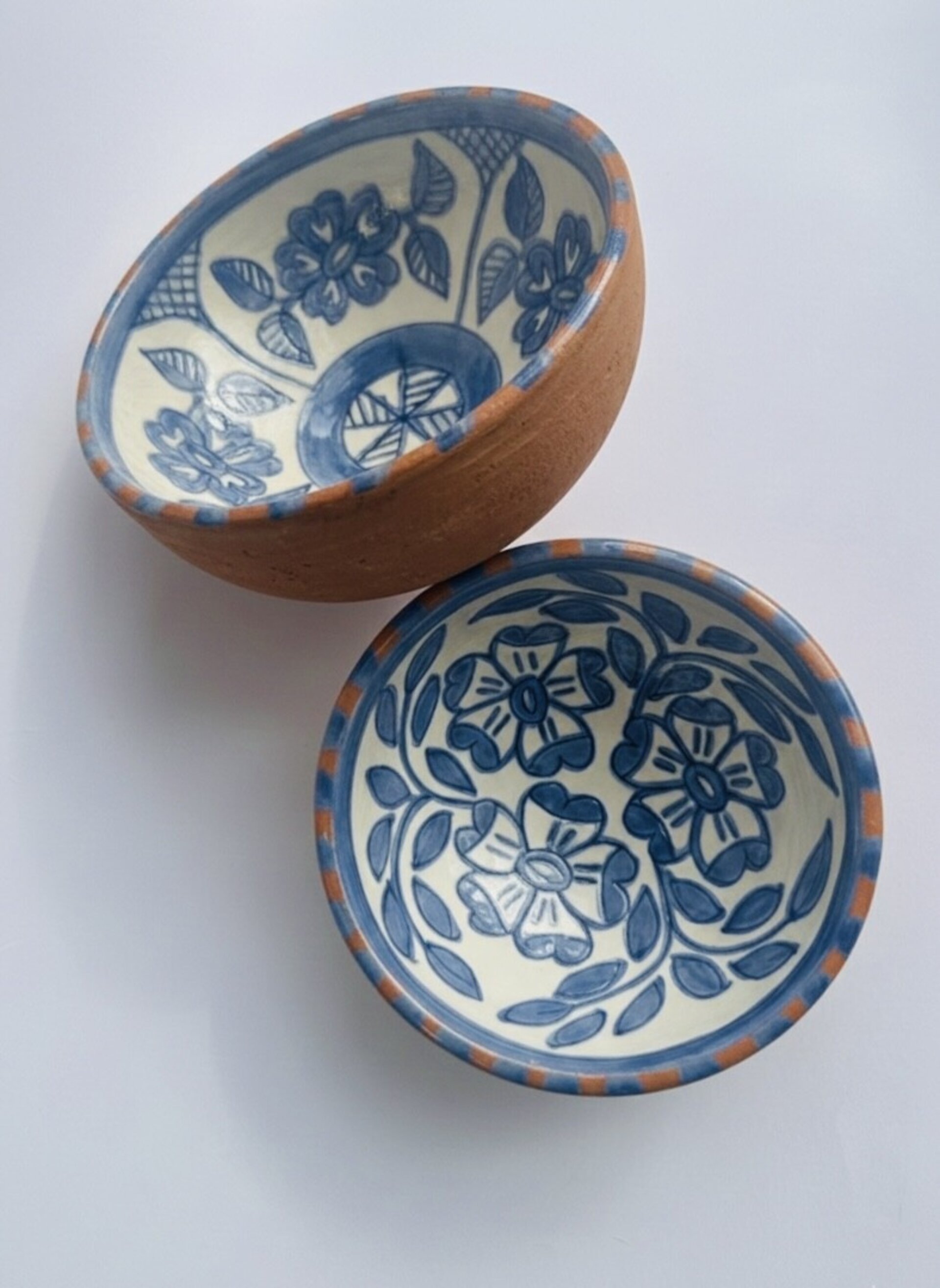 Dos cuencos de barro pintados a mano - 1