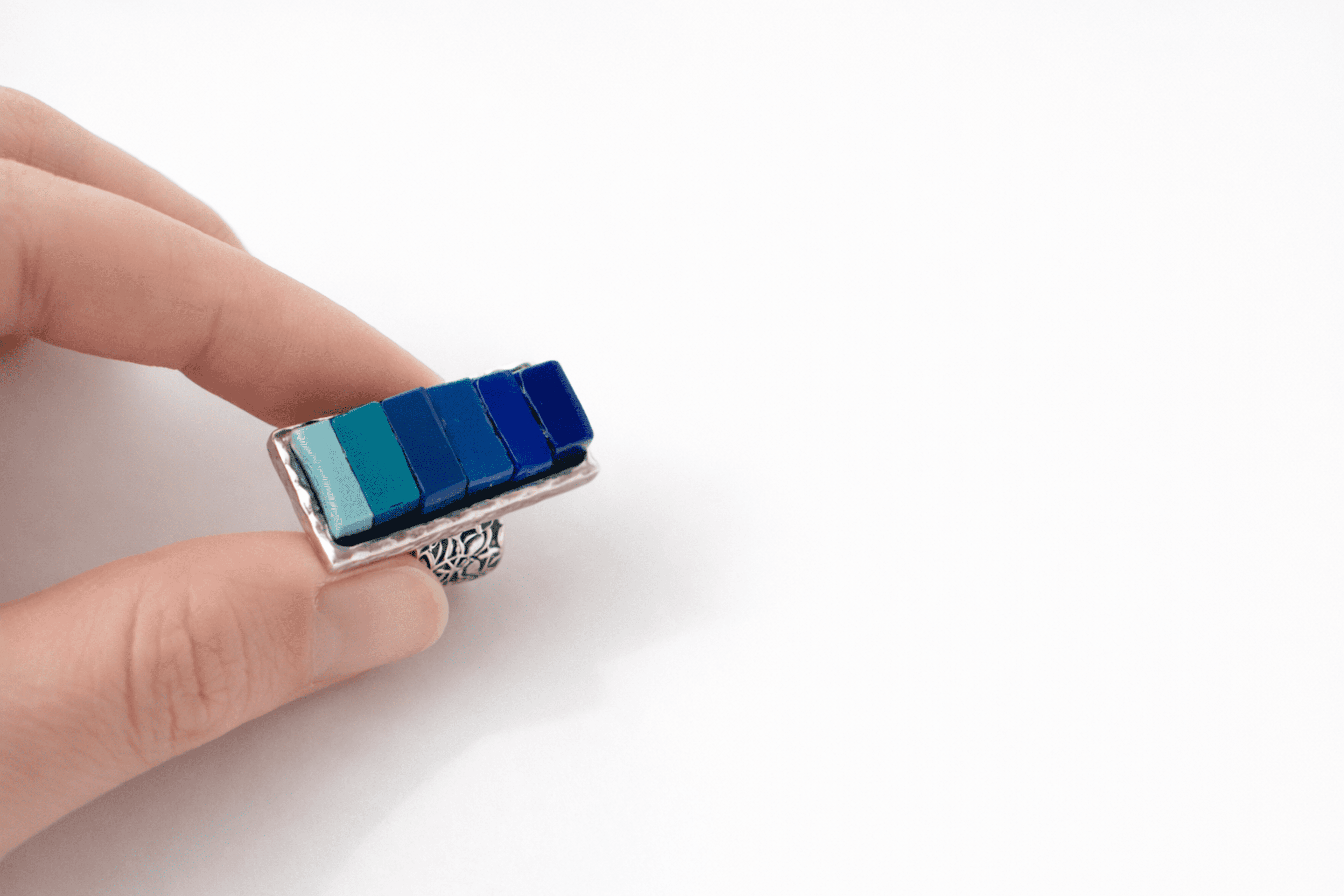 precioso anillo en piedra de diferentes tonos de azul - 1