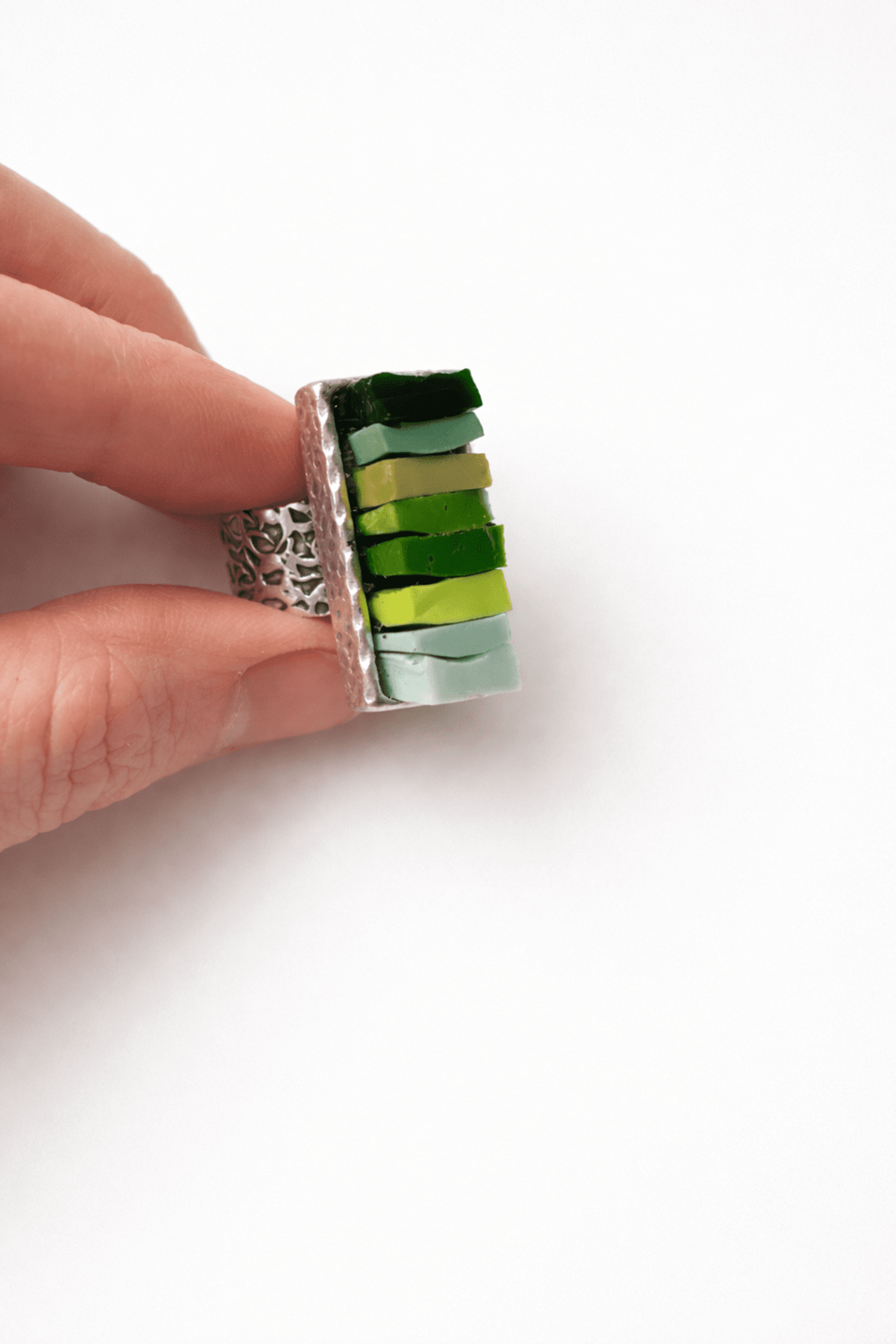 precioso anillo de piedra en tonos verdes - 1